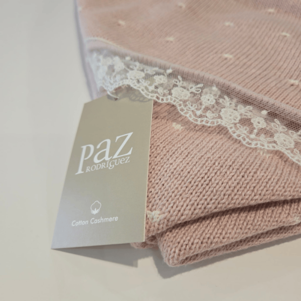 Chal de puntilla en rosa palo de Paz Rodríguez invierno