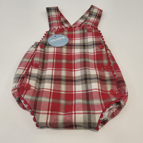 Conjunto peto tela cuadros con camisa blanca de Juliana