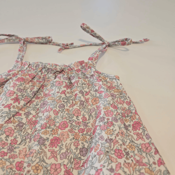 Mono estampado modelo clavel de Paz Rodríguez verano