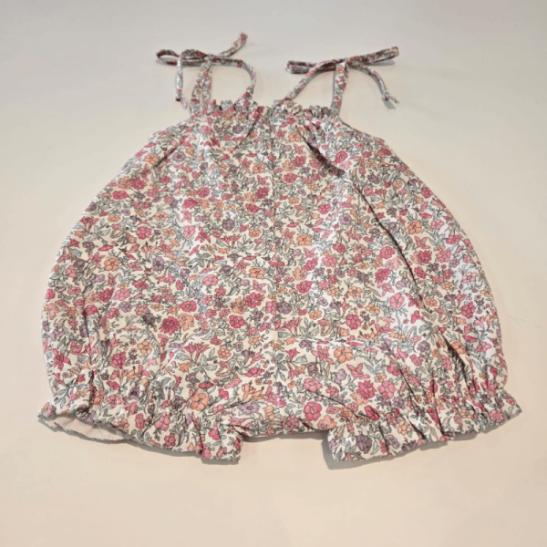 Mono estampado modelo clavel de Paz Rodríguez verano