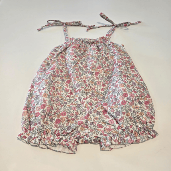 Mono estampado modelo clavel de Paz Rodríguez verano