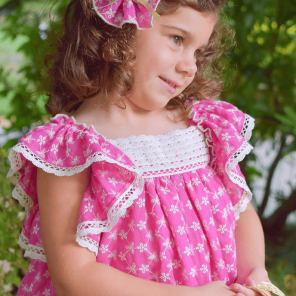Jesusito rosa con bordados colección Grecia firma Lolittos verano