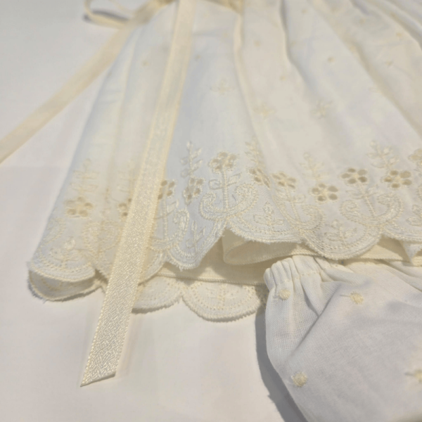 Vestido bautizo de tela bordada de la firma Paz Rodríguez - Imagen 4