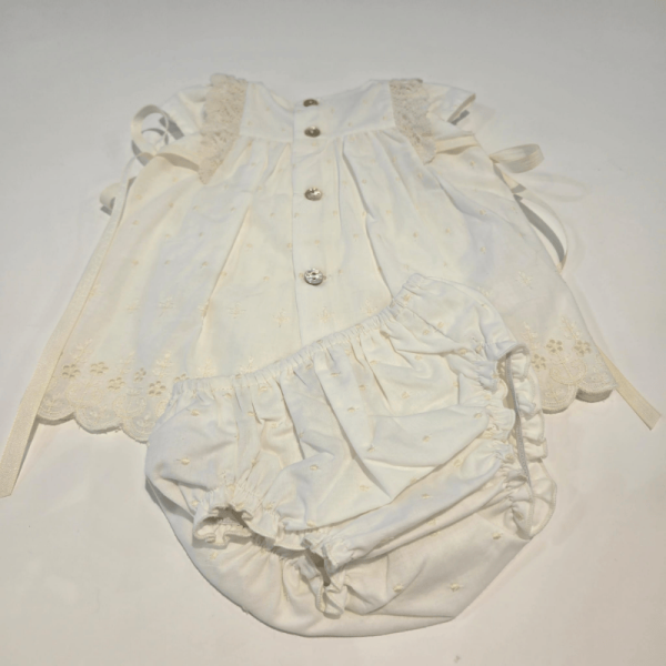 Vestido bautizo de tela bordada de la firma Paz Rodríguez