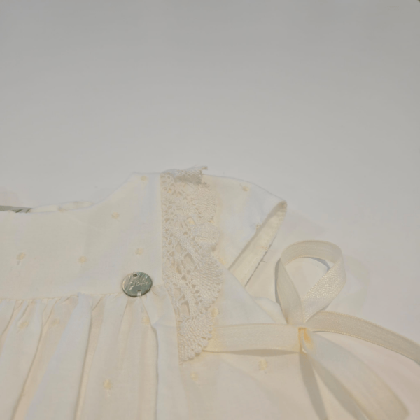Vestido bautizo de tela bordada de la firma Paz Rodríguez