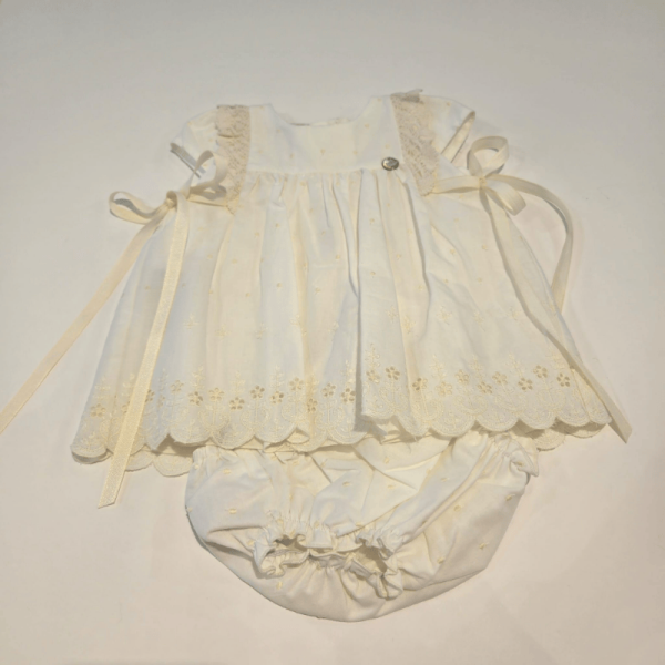 Vestido bautizo de tela bordada de la firma Paz Rodríguez