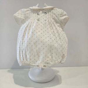 Pelele plumeti en blanco y arena de Martín Aranda verano