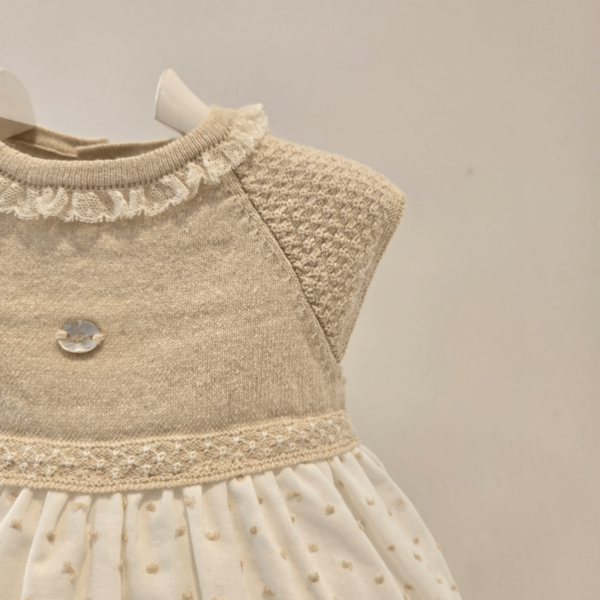 Vestido arena y beige con braga de Martín Aranda Verano