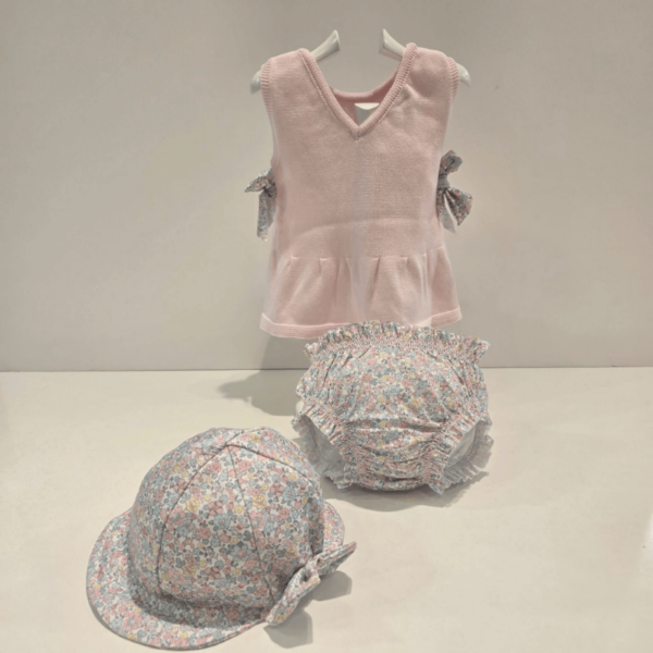 ¿Necesitas Ayuda? En Boutique Luna, estamos aquí para ayudarte en todo lo que necesites. Si tienes alguna pregunta sobre las tallas, el cuidado de las prendas o cualquier otro detalle, no dudes en ponerte en contacto con nosotros. Mi nombre es Eva y estoy siempre dispuesta a ofrecerte el mejor asesoramiento y asegurarnos ambas de que encuentres exactamente lo que buscas. Contacta con Nosotros: Teléfono: 687 07 35 66 Email: info@boutiqueluna.es WhatsApp: 687 07 35 66 ¡Estamos aquí para hacer tu experiencia de compra lo más agradable posible! No dudes en consultarnos cualquier duda o pregunta. 😊