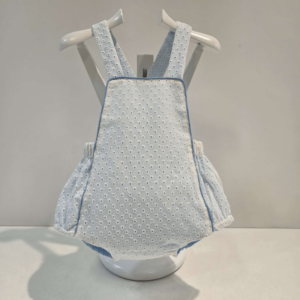 Peto blanco calado tira azul Carmen Taberner verano