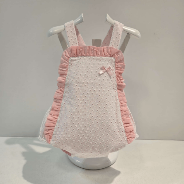 Peto blanco perforado con rosa Carmen Taberner verano