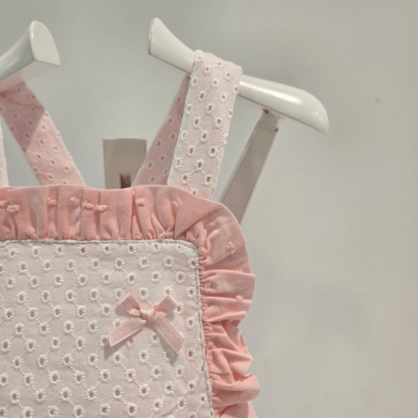 Peto blanco perforado con rosa Carmen Taberner verano