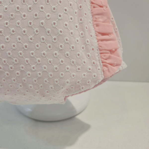 Peto blanco perforado con rosa Carmen Taberner verano