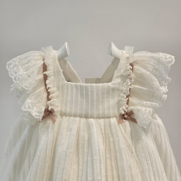 Vestido de tul y plumety de Carmen Taberner ceremonia