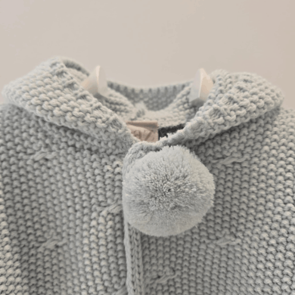 Chaquetón punto con capucha y pompones Paz Rodríguez invierno