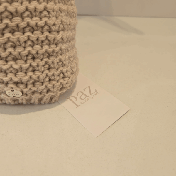 Gorro camel con pompón familia esencial Paz Rodríguez invierno - Imagen 2