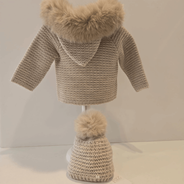 Gorro camel con pompón familia esencial Paz Rodríguez invierno