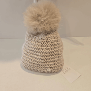 Gorro camel con pompón familia esencial Paz Rodríguez invierno