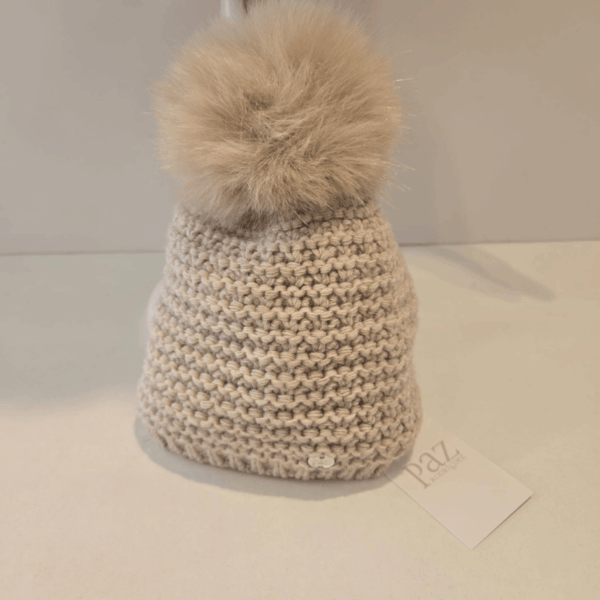 Gorro camel con pompón familia esencial Paz Rodríguez invierno