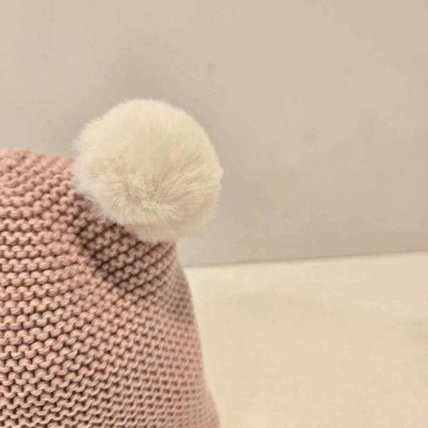 Gorro pompones esencial rosa palo Paz Rodríguez invierno