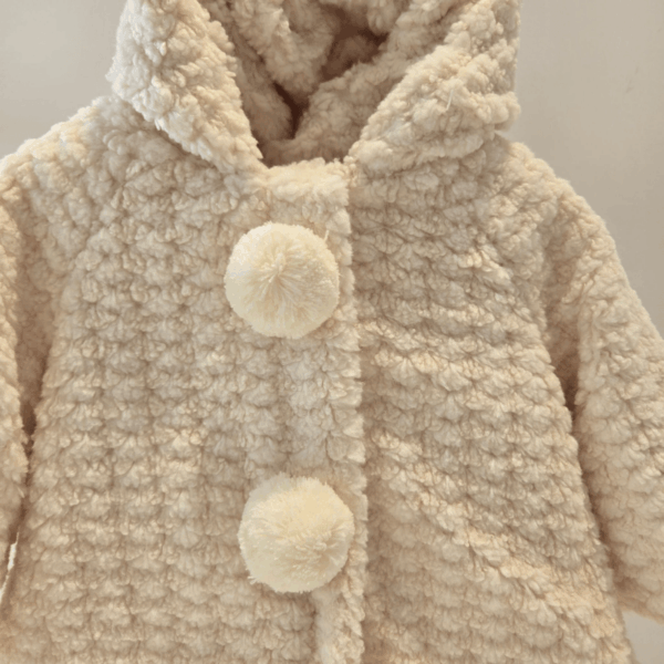 Abrigo corto beige colección Luna Martín Aranda otoño/invierno