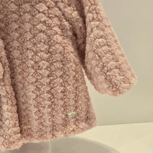 Abrigo corto rosa colección Luna Martín Aranda otoño/invierno