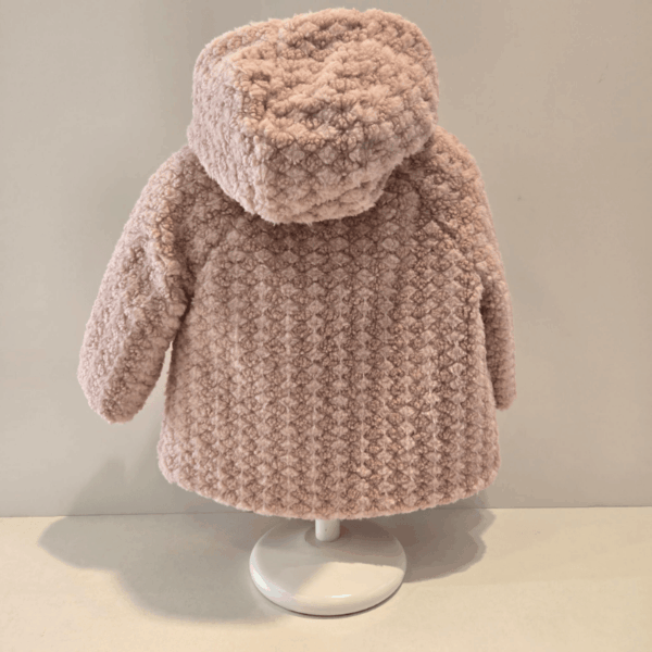 Abrigo corto rosa colección Luna Martín Aranda otoño/invierno