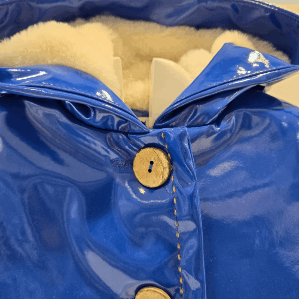 Parka capucha charol azul/camel La Martinica invierno 26 - Imagen 5
