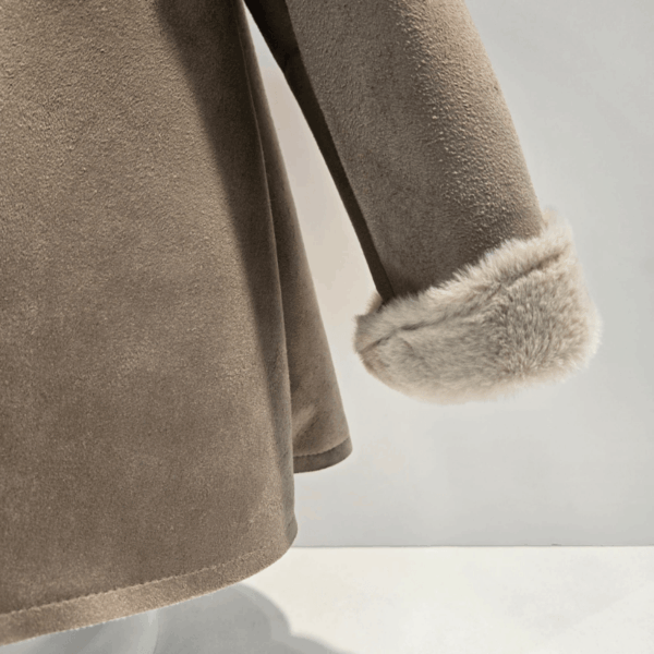 Pelliza corte canesú camel/beige La Martinica invierno 26