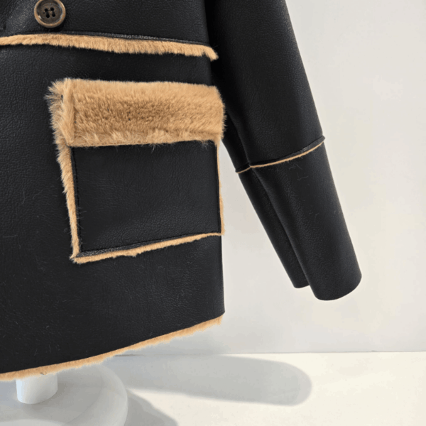 Pelliza niño negro y camel exteriores Paz Rodríguez invierno 26