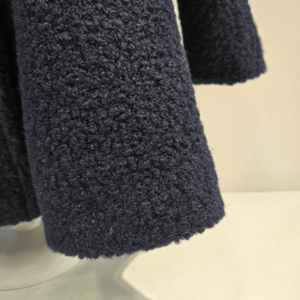 Abrigo color marino exteriores Noma Fernández invierno 25/26
