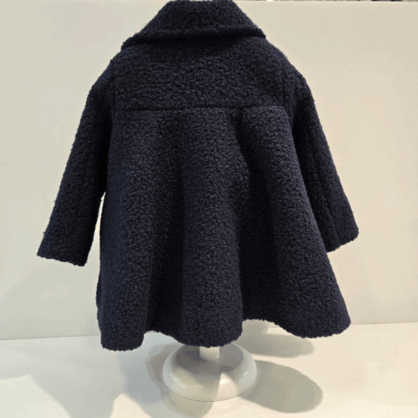 Abrigo color marino exteriores Noma Fernández invierno 25/26