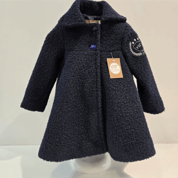 Abrigo color marino exteriores Noma Fernández invierno 25/26