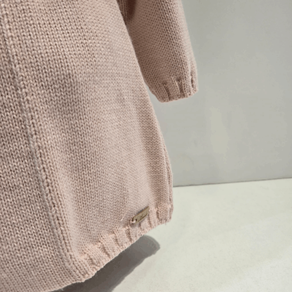 Abrigo rosa solapitas de Martín Aranda para otoño invierno
