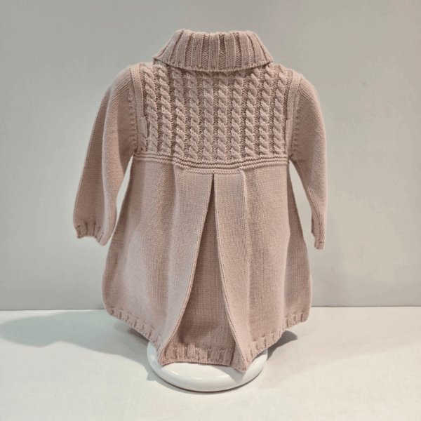 Abrigo rosa solapitas de Martín Aranda para otoño invierno