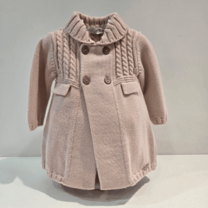 Abrigo rosa solapitas de Martín Aranda para otoño invierno
