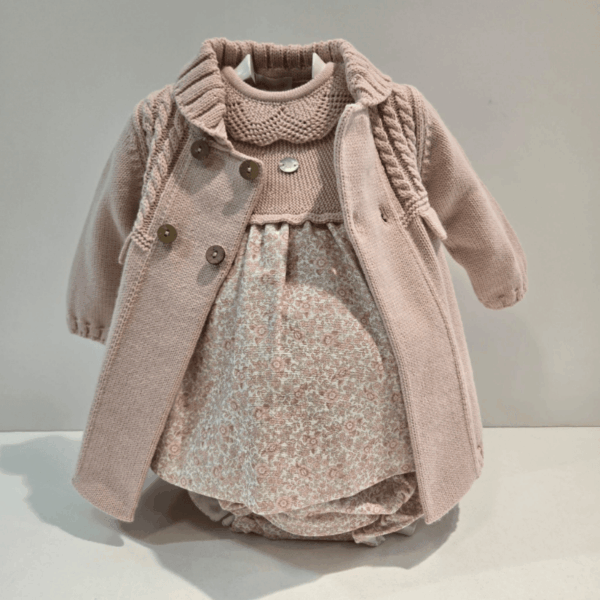Abrigo rosa solapitas de Martín Aranda para otoño invierno