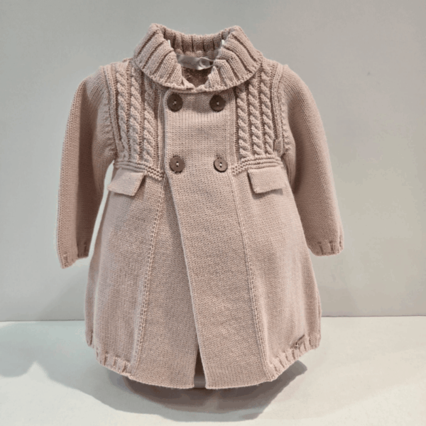 Abrigo rosa solapitas de Martín Aranda para otoño invierno