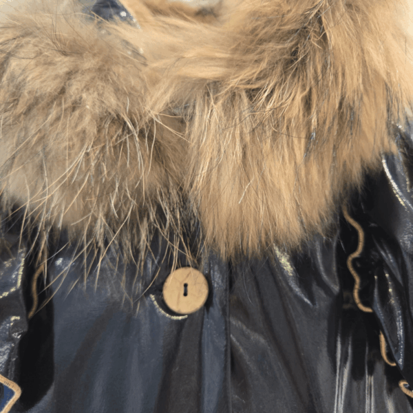 Parka negro/camel pelo charol volantes La Martinica invierno 26 - Imagen 3