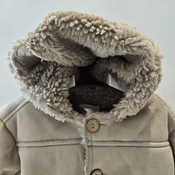 Pelliza capucha niño camel Martín Aranda otoño invierno