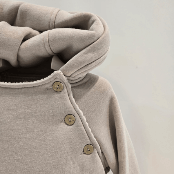 Sudadera con capucha color arena Martín Aranda invierno