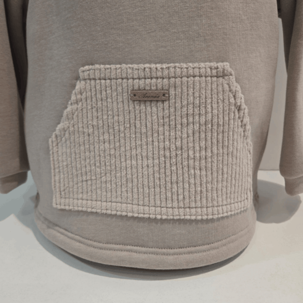 Sudadera con capucha color arena Martín Aranda invierno - Imagen 2