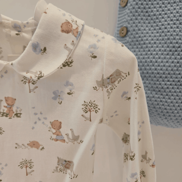 Peto azul y camisa estampada animalitos Pangasa invierno
