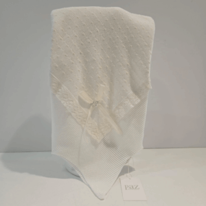 Chal de punto con adornos en puntilla Paz Rodríguez verano