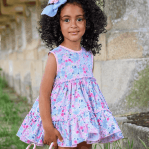 Jesusito sin mangas con cuerpo a rayas, falda de vuelo estampada, lazos decorativos y cubrepañal a juego.