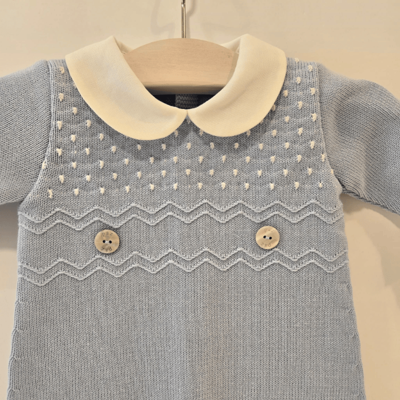 Pelele con pie azul cielo bodoques blancos primavera verano