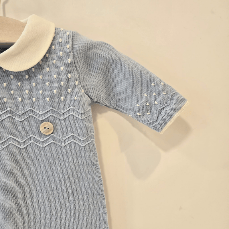 Pelele con pie azul cielo bodoques blancos primavera verano