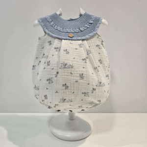 Pelele punto azul y tela estampada conejitos sobre blanco verano