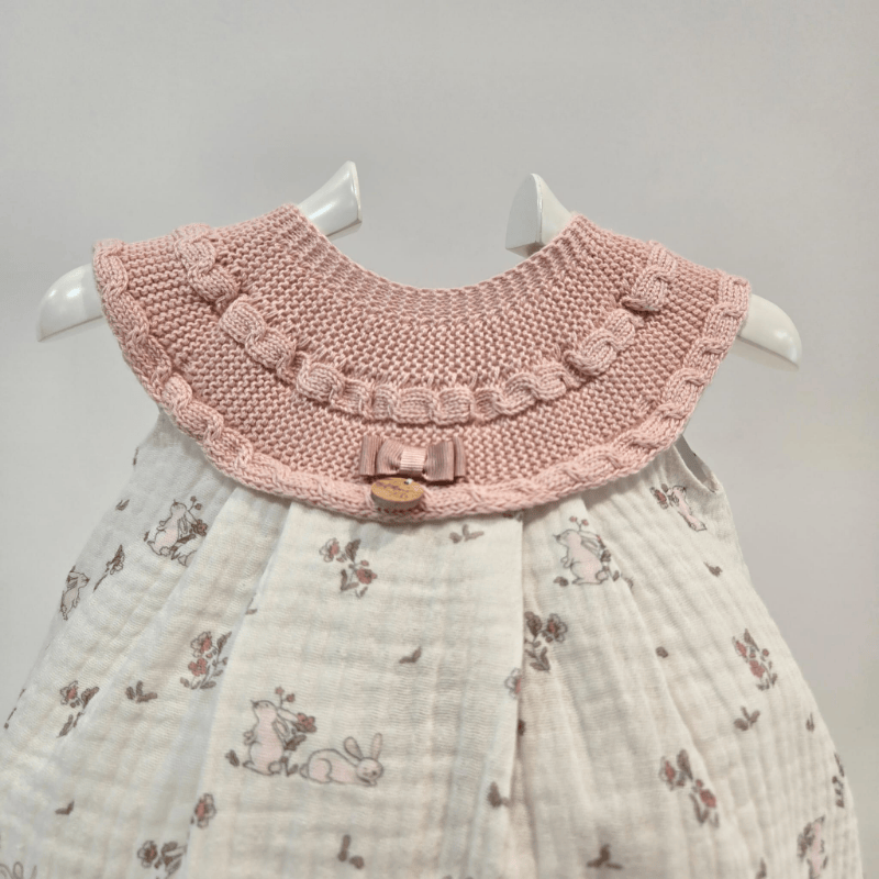 Vestido punto rosa y tela estampada conejitos sobre blanco verano