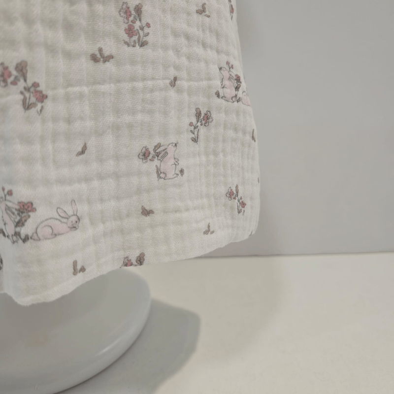 Vestido punto rosa y tela estampada conejitos sobre blanco verano